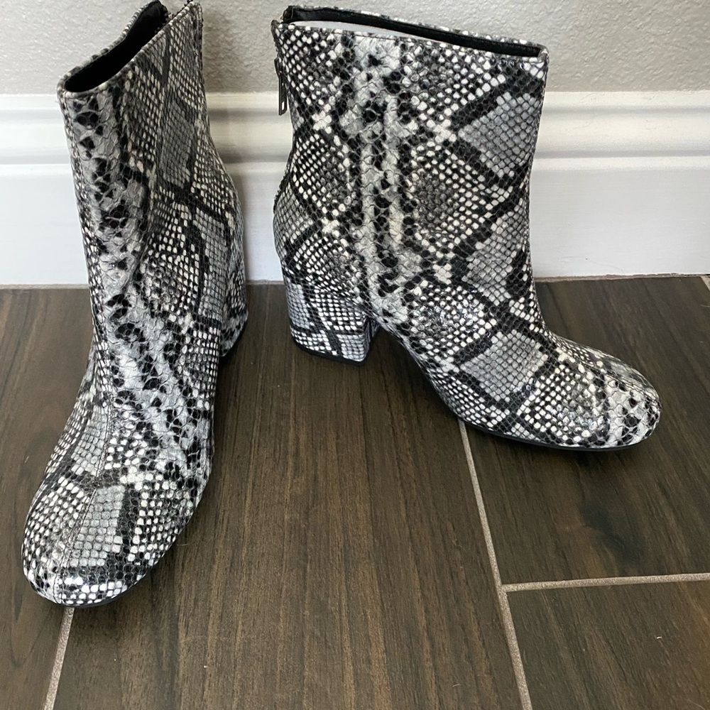 Billabong Snakeskin Booties 6.5 BRAND NEW